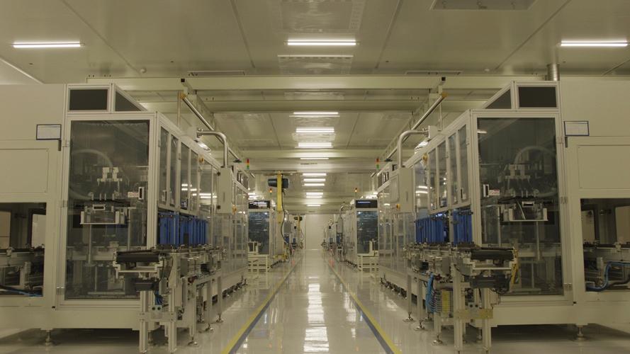在智能化方面,該工廠采用世界先進的電池自動化生產(chǎn)設(shè)備,自動化率達(dá)95